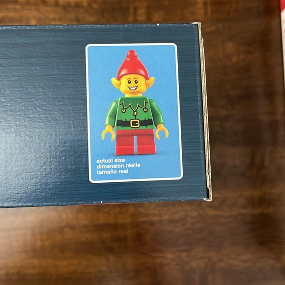 LEGO Christmas Special Edition set - Santa’s Front Yard - Picture 5 of 7